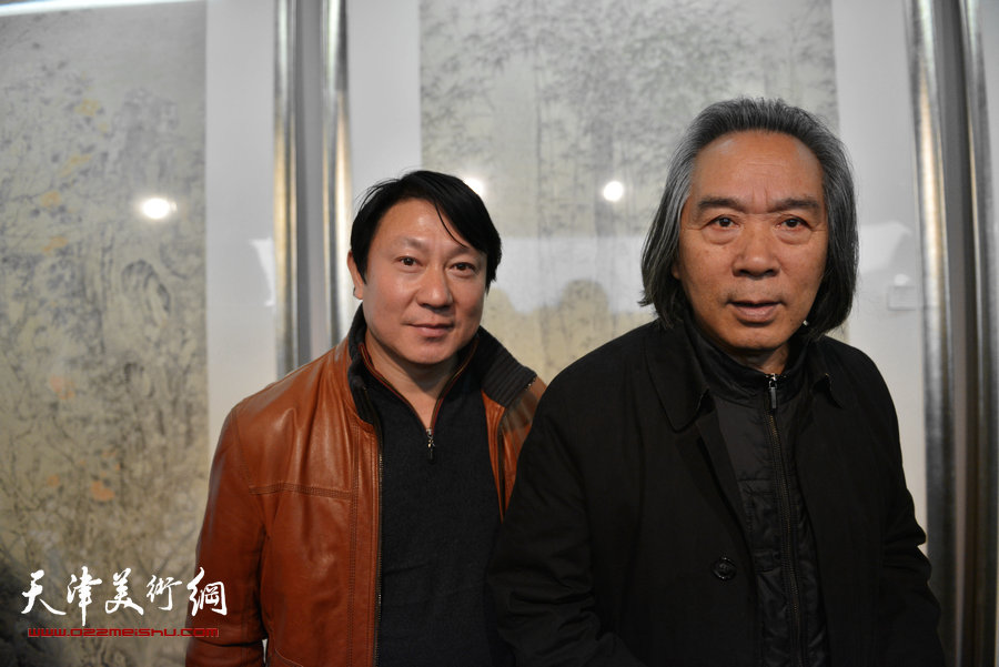 风晴·师范—天津美院国画系青年教师作品展开幕，图为霍春阳、主云龙在展览现场。