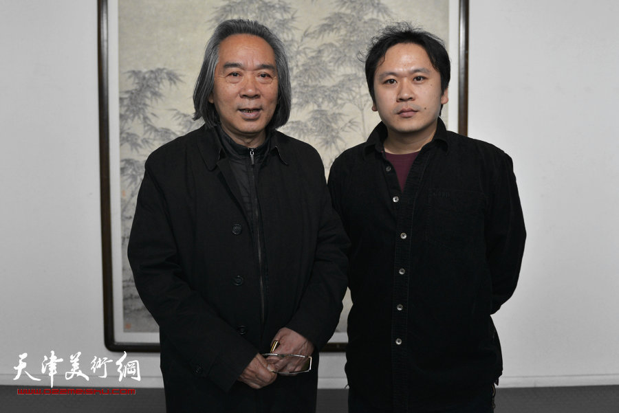 风晴·师范—天津美院国画系青年教师作品展开幕，图为霍春阳、霍岩在展览现场。