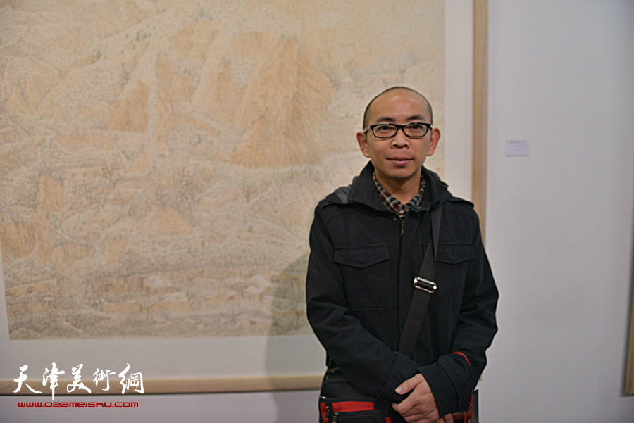 风晴·师范—天津美院国画系青年教师作品展开幕，图为阚传好在展览现场。