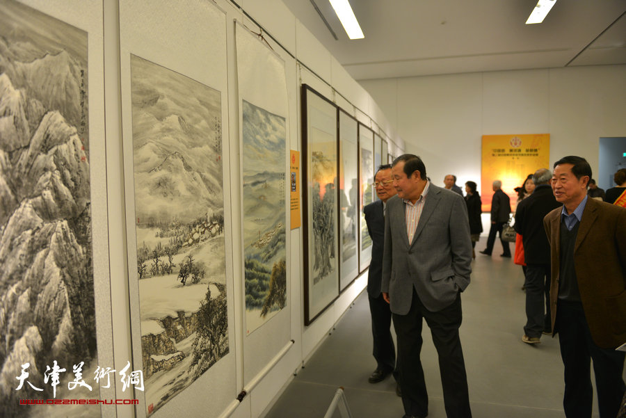 第二届中国黄河滨海书画名家作品展在津开幕，图为王述祖、李建生等在展览现场观展。