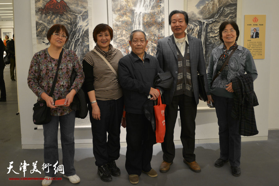 第二届中国黄河滨海书画名家作品展在津开幕，图为刘家诚（右二）与观众在展览现场。