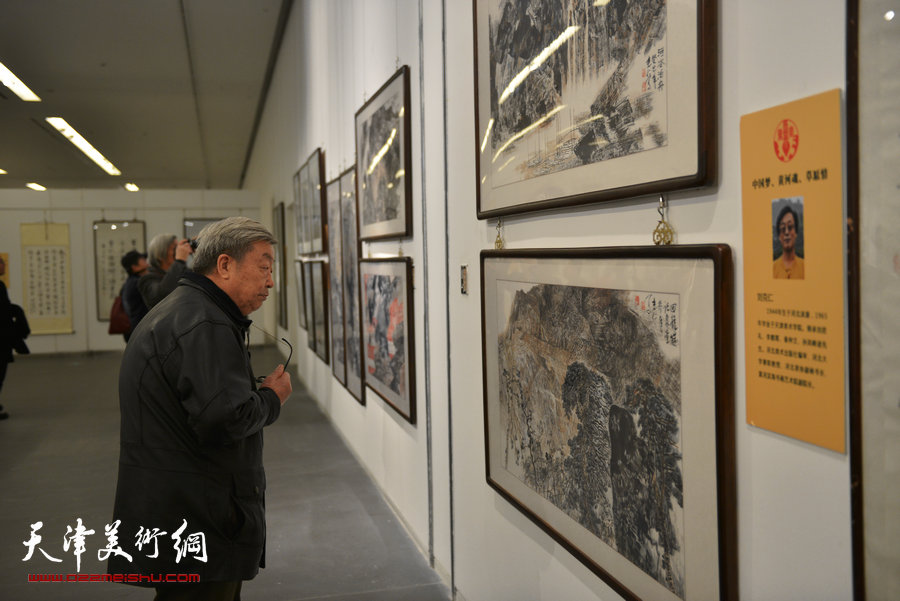 第二届中国黄河滨海书画名家作品展在津开幕，图为展览现场。