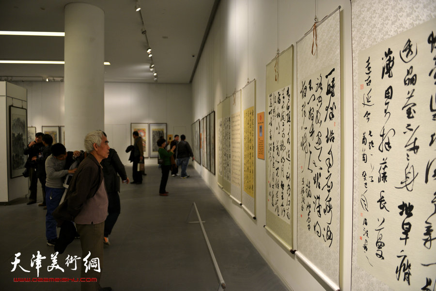 第二届中国黄河滨海书画名家作品展在津开幕，图为展览现场。