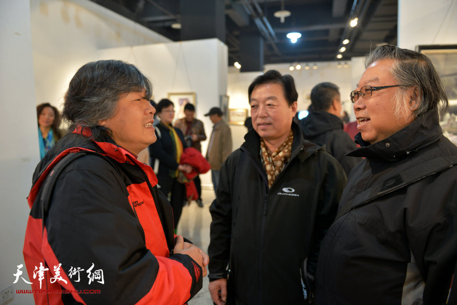 天津第七届水彩画展在财经大学艺术学院展馆举行，图为杨建国、石增琇、姜中立在画展现场。