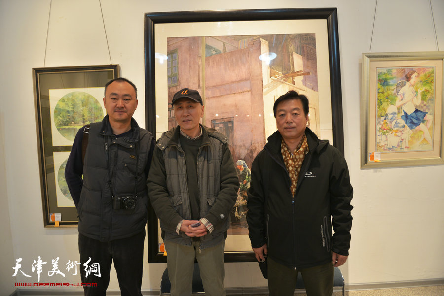 天津第七届水彩画展在财经大学艺术学院展馆举行，图为韩昌力、杨建国、柴博森在画展现场。