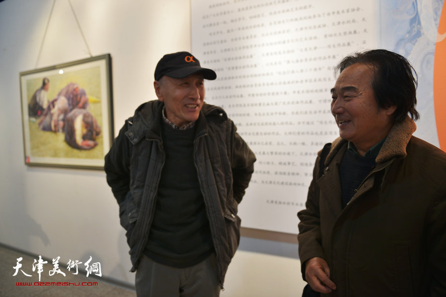 天津第七届水彩画展在财经大学艺术学院展馆举行，图为韩昌力、陈重武在画展现场。