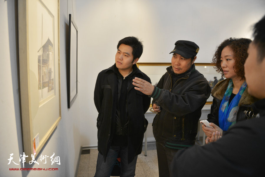 天津第七届水彩画展在财经大学艺术学院展馆举行，图为陶秀莲在画展现场。