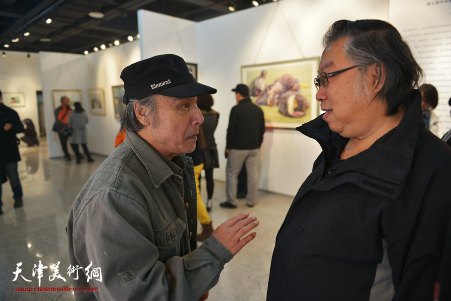 天津第七届水彩画展在财经大学艺术学院展馆举行，图为石增琇、徐家奎在画展现场。