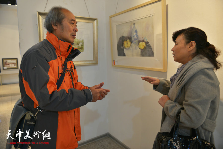 天津第七届水彩画展在财经大学艺术学院展馆举行，图为宋家褆、张红在画展现场。