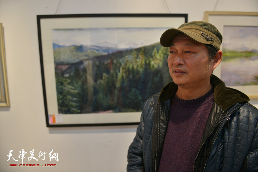 天津第七届水彩画展在财经大学艺术学院展馆举行，图为刘永吉在画展现场。