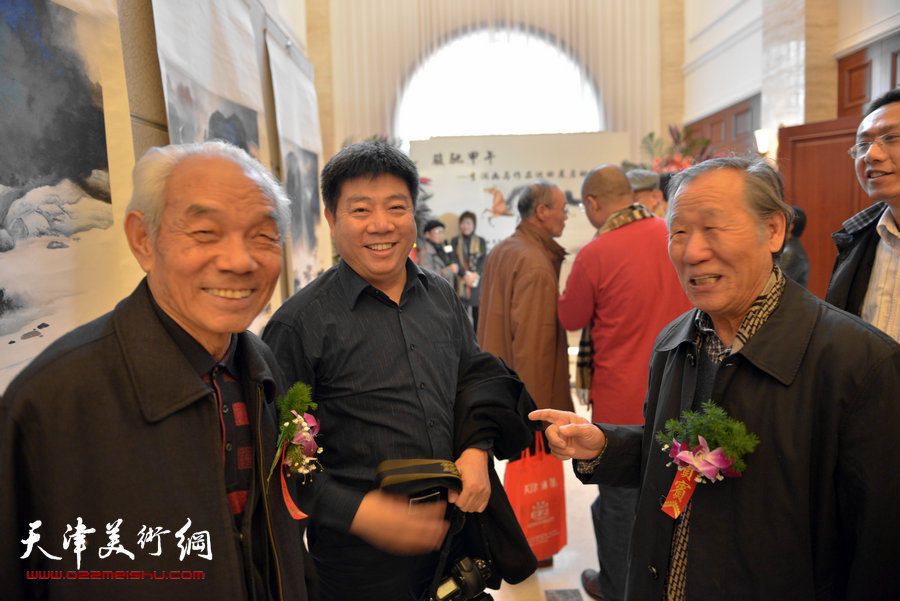 “骏驰甲午——李澜画马作品巡展”启动仪式暨《李澜画集》首发式举行。图为纪振民、姬俊尧、张养峰在李澜画马作品巡展启动仪式上。