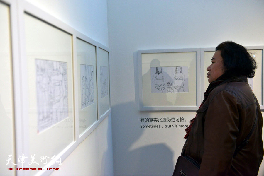 尚金凯“都市寻梦”城市艺术沙龙展在梅江国际艺术馆展出，图为天津市水彩画专业委员会副会长兼秘书长、著名画家杨东风在画展上。