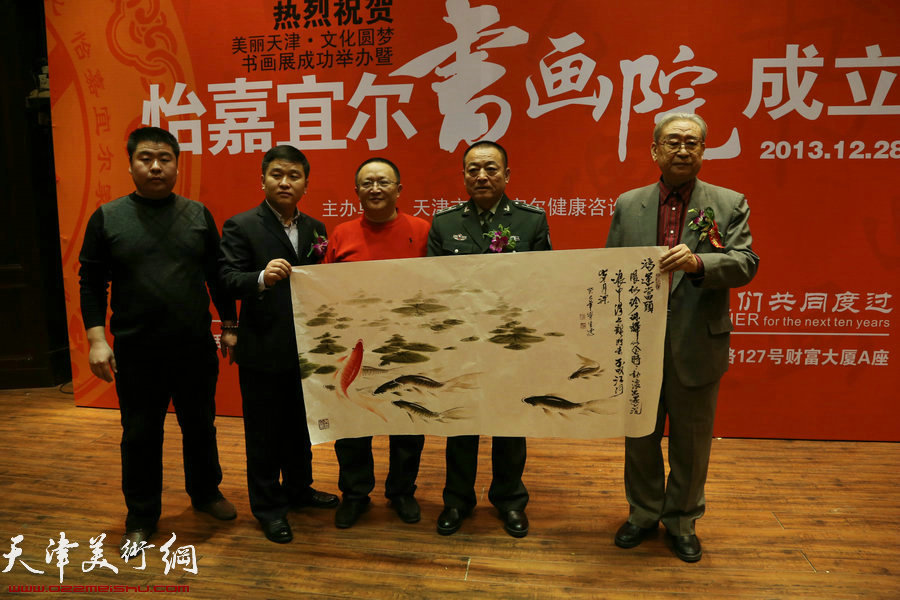 美丽天津·文化圆梦书画展暨怡嘉宜尔书画院成立，图为津门十大勇士画家董宝生献画