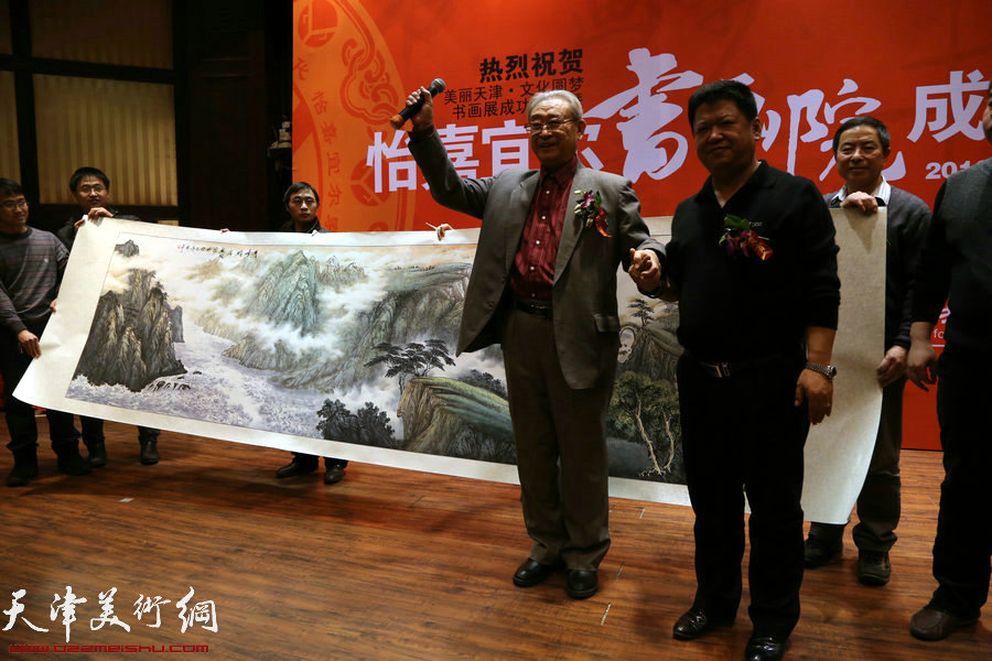 美丽天津·文化圆梦书画展暨怡嘉宜尔书画院成立，图为津门十大勇士画家董宝生献画画家林枫献画