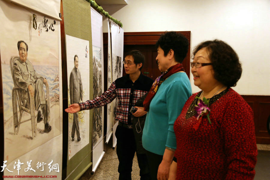 美丽天津·文化圆梦书画展暨怡嘉宜尔书画院成立，图为画展吸引来观众