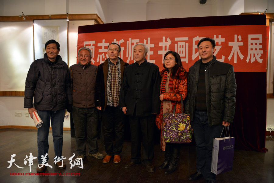 “顾志新师生书画印艺术展”元月3日在意风区开幕，图为顾志新与观众。