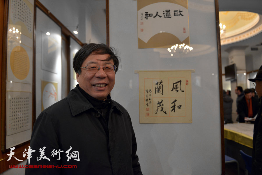 “顾志新师生书画印艺术展”元月3日在意风区开幕，图为陈英杰。