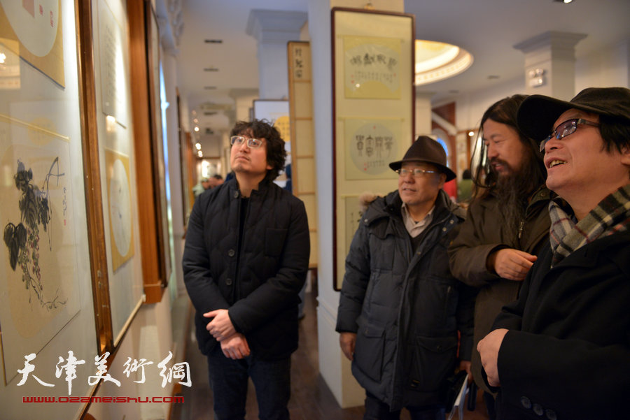 “顾志新师生书画印艺术展”元月3日在意风区开幕，图为赵士英、刘凤棋、梁旭华。