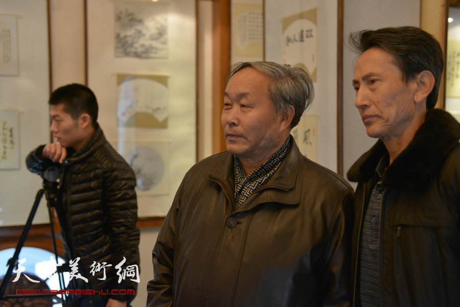 “顾志新师生书画印艺术展”元月3日在意风区开幕，图为唐云来。