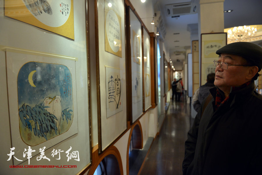 “顾志新师生书画印艺术展”元月3日在意风区开幕，图为陈重武。