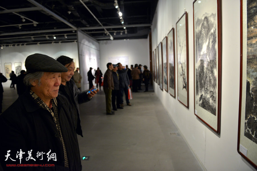 “津门画语”津门书画院第四届年展1月7日开幕，图为姬俊尧在画展上。