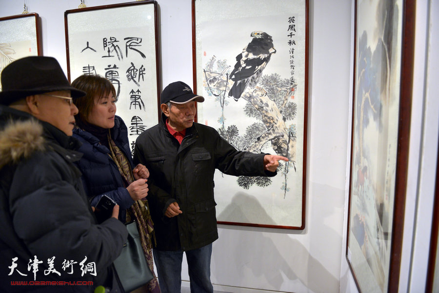 “津门画语”津门书画院第四届年展1月7日开幕，图为纪振民、刘凤棋、李澜在画展上。