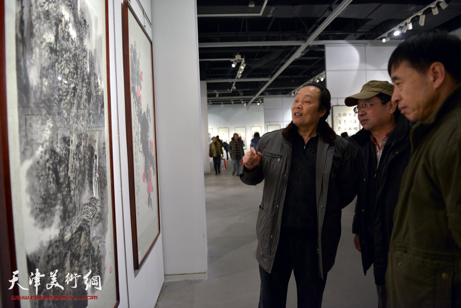 “津门画语”津门书画院第四届年展1月7日开幕，图为向中林、申孝辛在画展上。