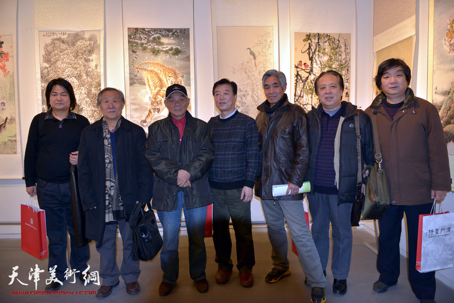 “津门画语”津门书画院第四届年展1月7日开幕，图为张同明、姬俊尧、纪振民、杨建国、刘金标、纪荣耀、翟洪涛在画展上。