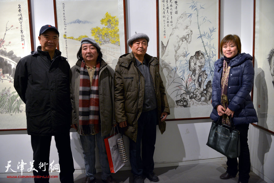 “津门画语”津门书画院第四届年展1月7日开幕，图为戴世隆、张明光、赵毅、李澜在画展上。