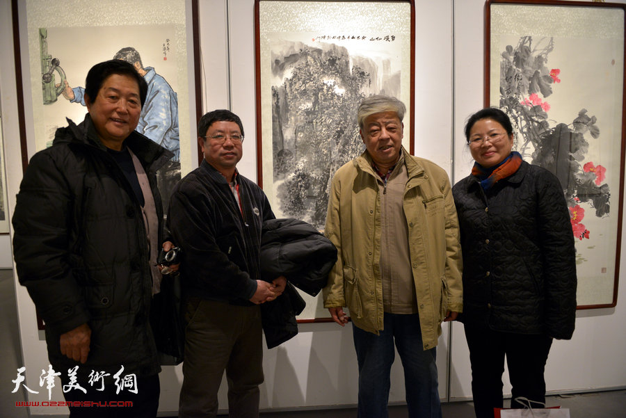 “津门画语”津门书画院第四届年展1月7日开幕，图为郑世著、申孝辛、王连仲、张芝琴在画展上。