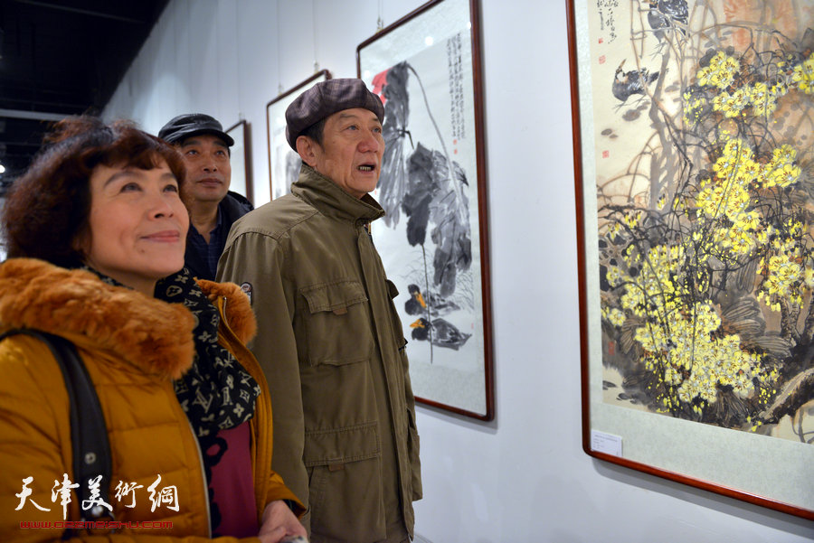 “津门画语”津门书画院第四届年展1月7日开幕，图为邓开圯、史玉在画展上。