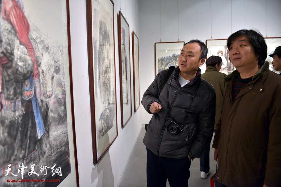 “津门画语”津门书画院第四届年展1月7日开幕，图为翟洪涛、柴博森在画展上。