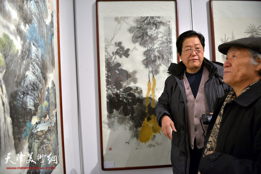 “津门画语”津门书画院第四届年展1月7日开幕，图为姬俊尧、郑世著在画展上。