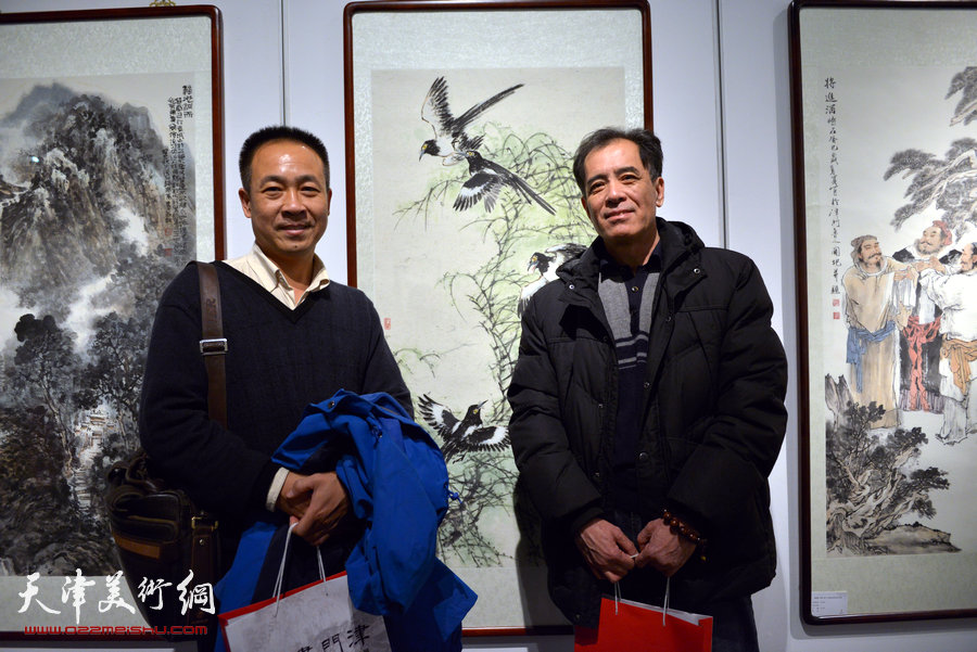 “津门画语”津门书画院第四届年展1月7日开幕，图为张志连、王景奎在画展上。