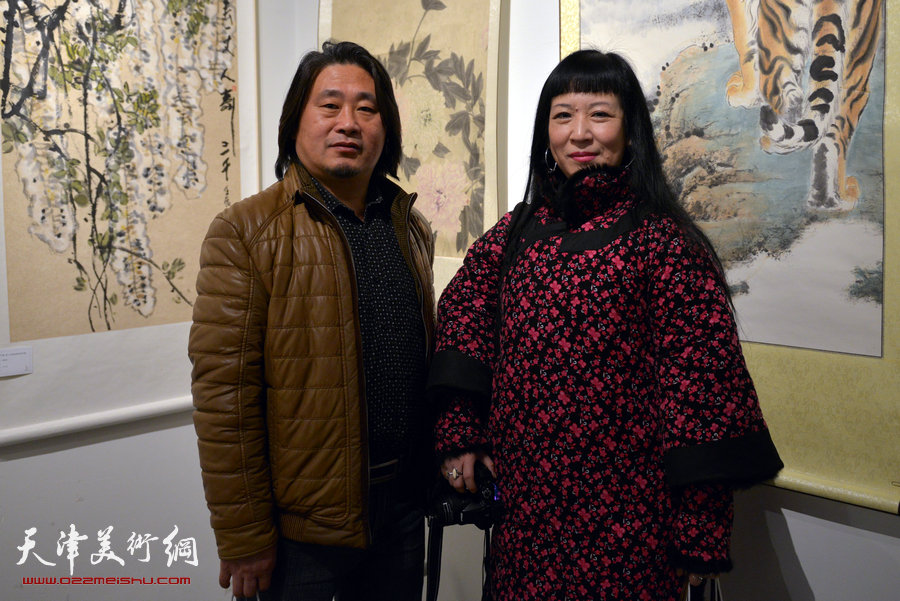 “津门画语”津门书画院第四届年展1月7日开幕，图为孙富泉、黄雅丽在画展上。