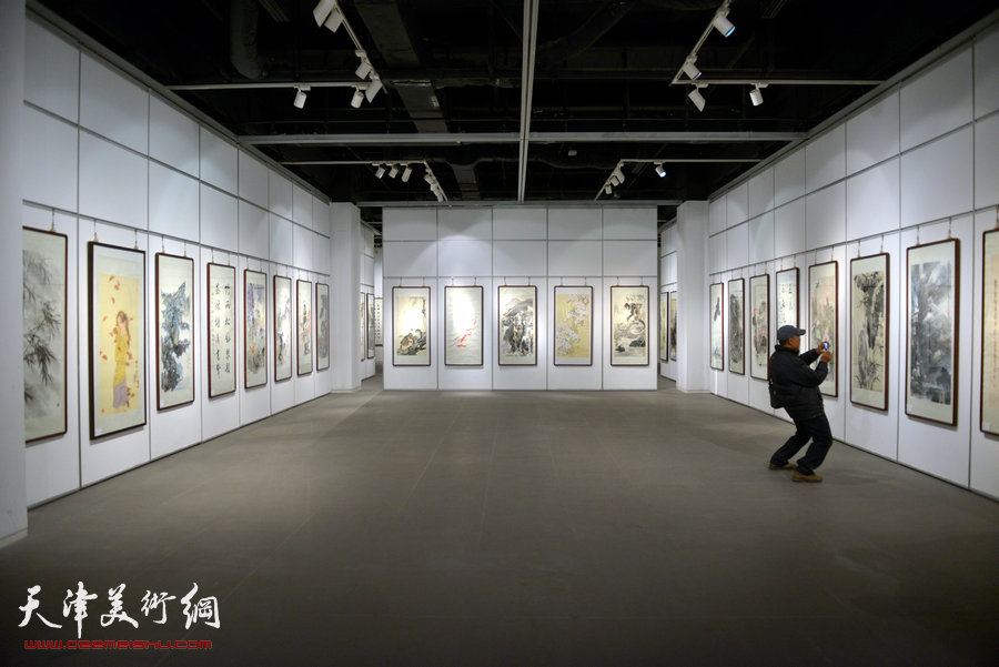 “津门画语”津门书画院第四届年展1月7日开幕，图为画展现场。