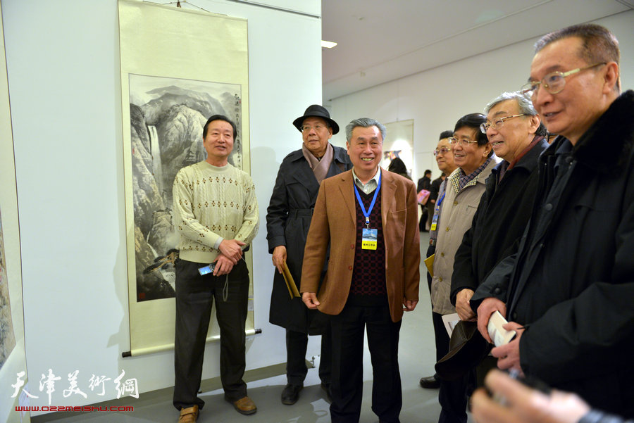 骏驰迎春—2014·天津市政协历届委员书画作品展，图为周绍熹在观看展品。