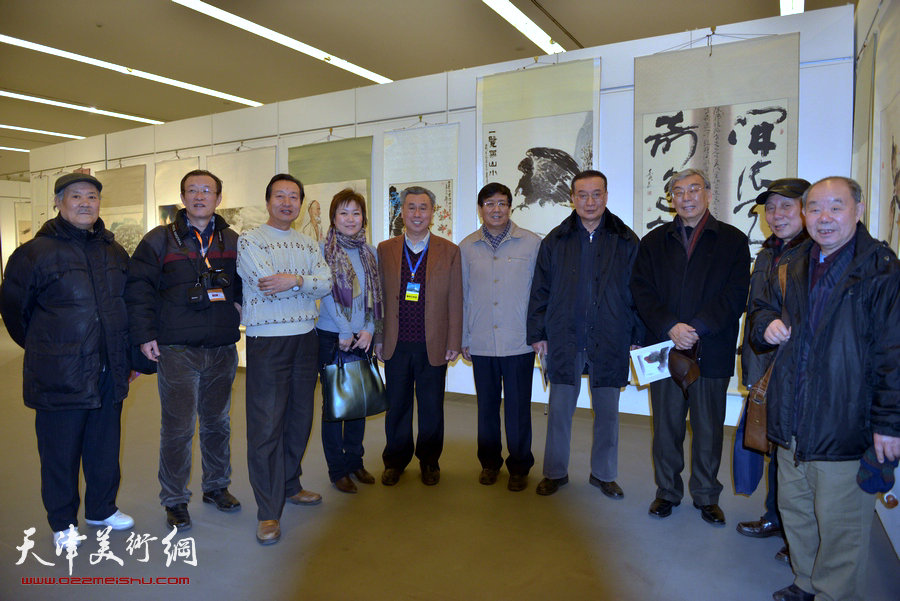 骏驰迎春—2014·天津市政协历届委员书画作品展，图为周绍熹与部分参展书画家在一起。