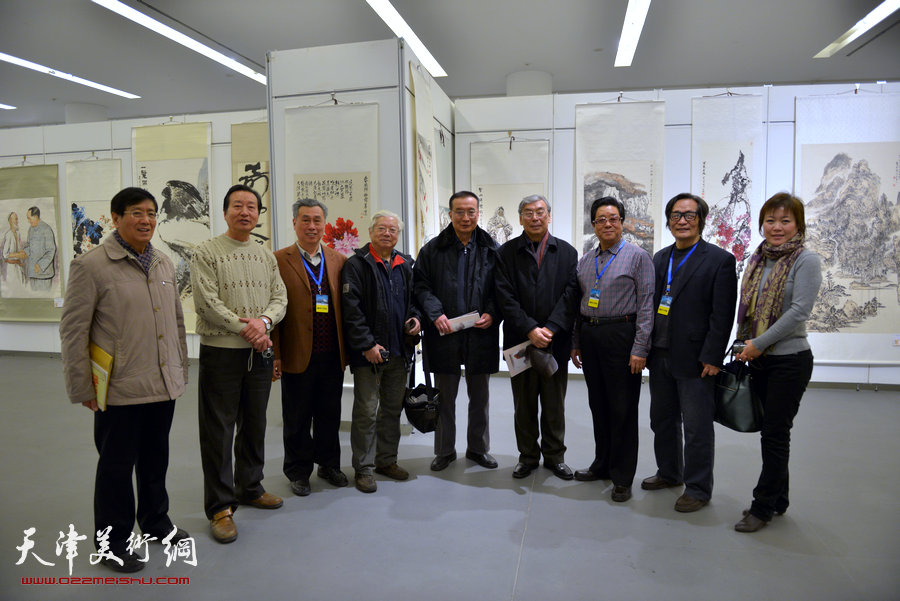 骏驰迎春—2014·天津市政协历届委员书画作品展，图为周绍熹与部分参展书画家在一起。