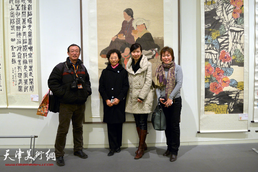 骏驰迎春—2014·天津市政协历届委员书画作品展，图为左起：要华民、腾锦然、李悦、李澜在画展上。