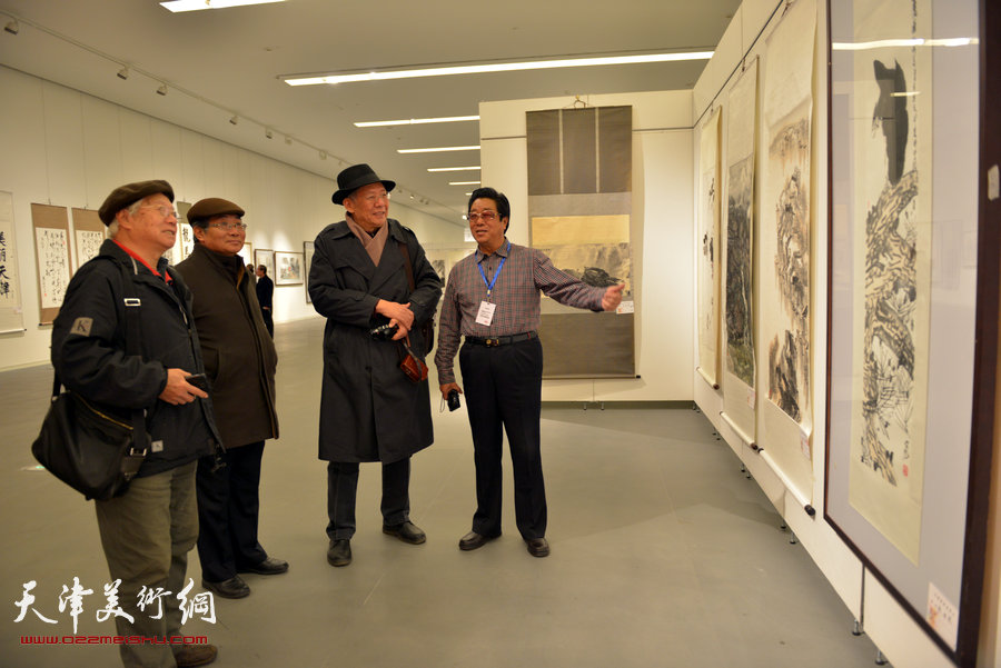 骏驰迎春—2014·天津市政协历届委员书画作品展，图为贺建国、曲学真、赵玉森在画展上。