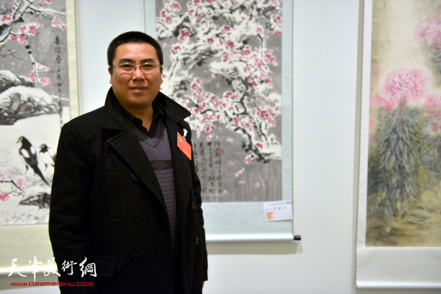 骏驰迎春—2014·天津市政协历届委员书画作品展，图为徐伯全在画展上。