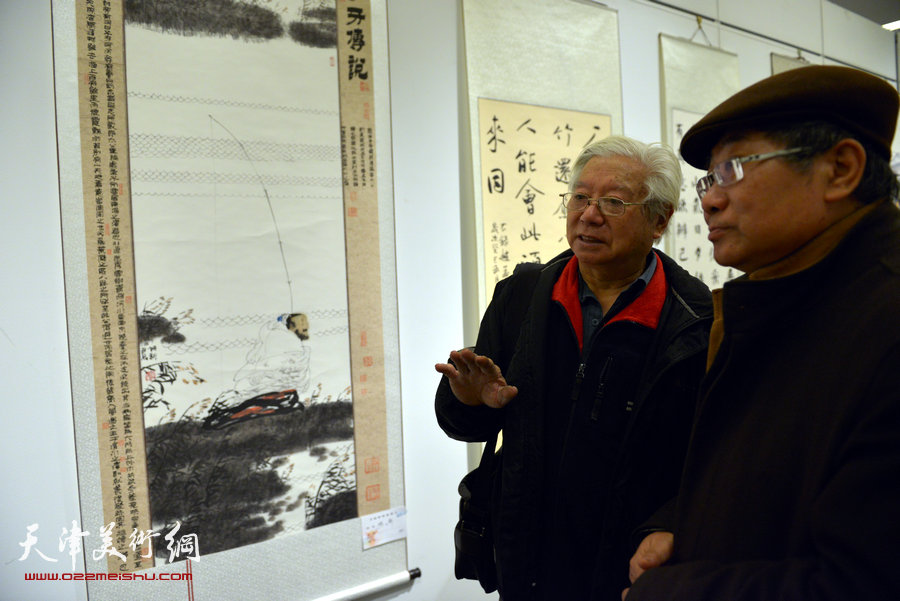 骏驰迎春—2014·天津市政协历届委员书画作品展，图为贺建国与来宾在画展现场。