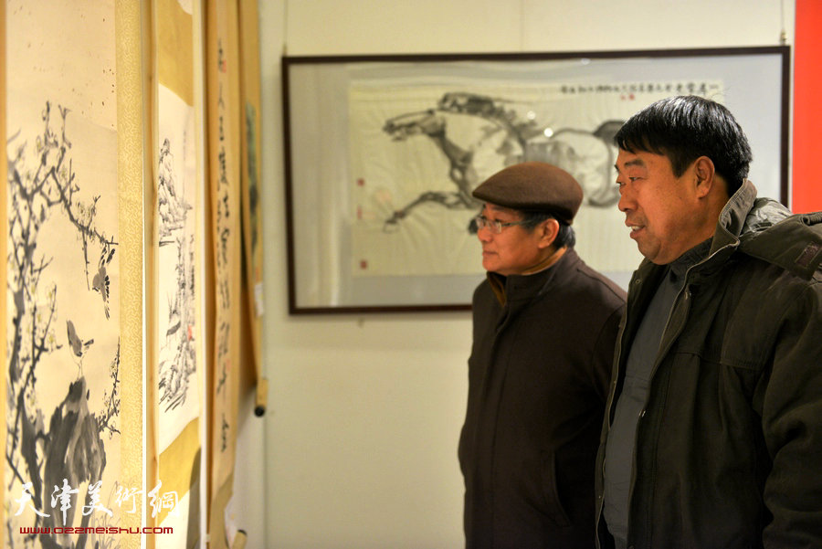 骏驰迎春—2014·天津市政协历届委员书画作品展，图为画展现场。