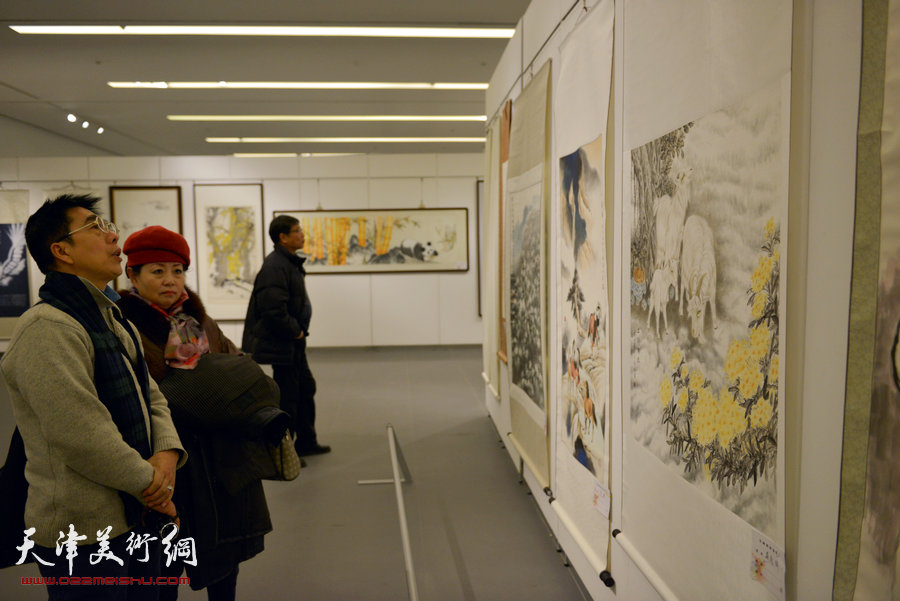 骏驰迎春—2014·天津市政协历届委员书画作品展，图为画展现场。