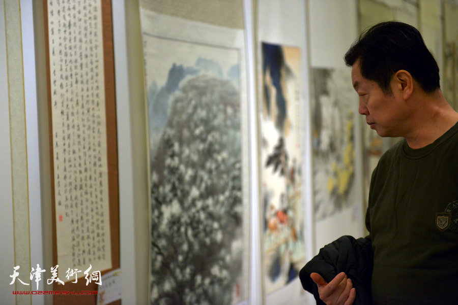 骏驰迎春—2014·天津市政协历届委员书画作品展，图为画展现场。