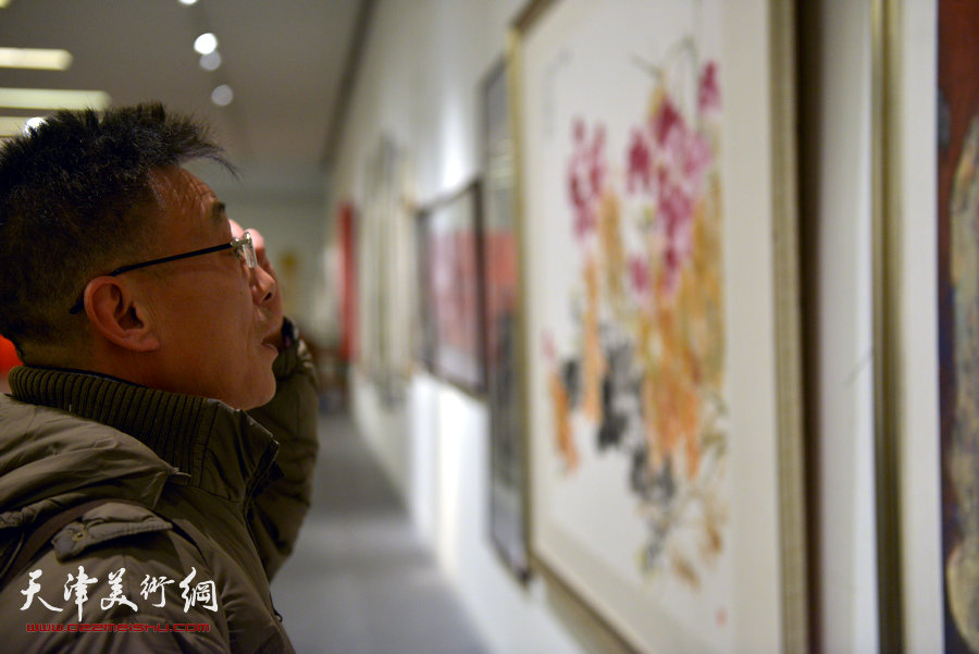 骏驰迎春—2014·天津市政协历届委员书画作品展，图为画展现场。