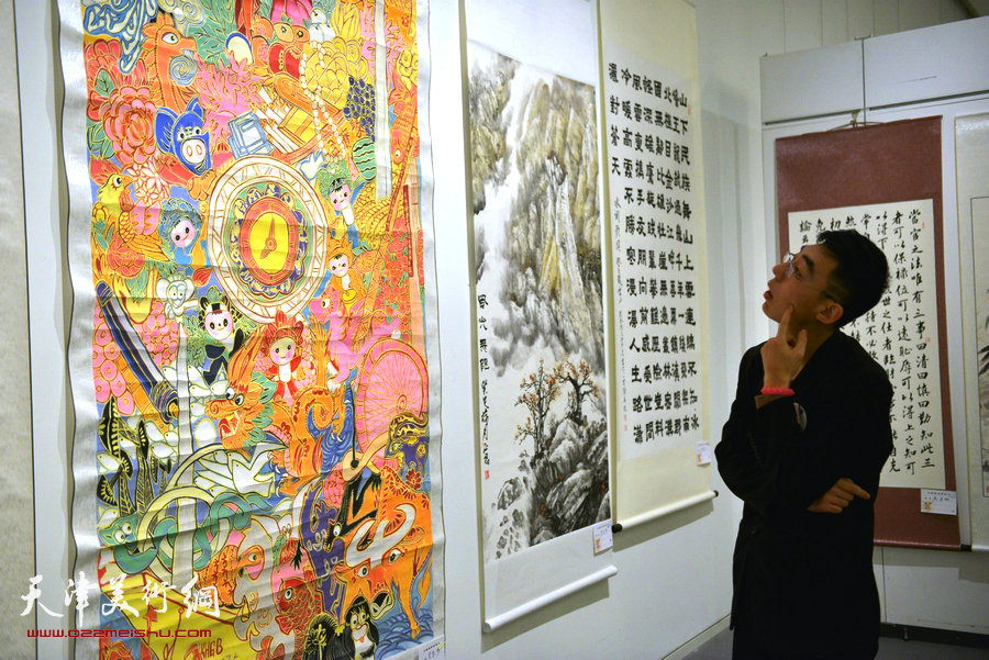 骏驰迎春—2014·天津市政协历届委员书画作品展，图为画展现场。