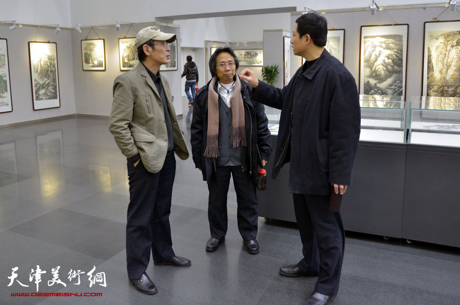 “跃马迎春京津画家国画新作展”1月15日在天津图书馆开幕，图为著名画家王印强、李宪章与来宾交谈。