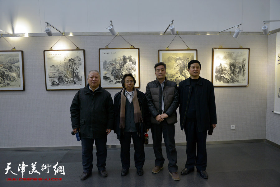 “跃马迎春京津画家国画新作展”1月15日在天津图书馆开幕，图为张秀华、李宪章、孙海与来宾留影。